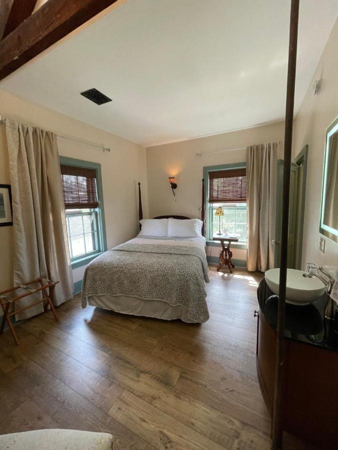 Carriage House Bed & Breakfast Bed and breakfast 3*