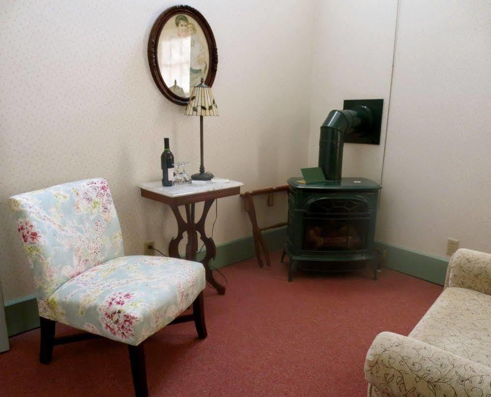 Carriage House Bed & Breakfast Bed and breakfast 3*