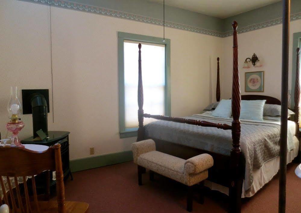 Carriage House Bed & Breakfast 3*